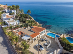 Villa avec escalier menant à la plage